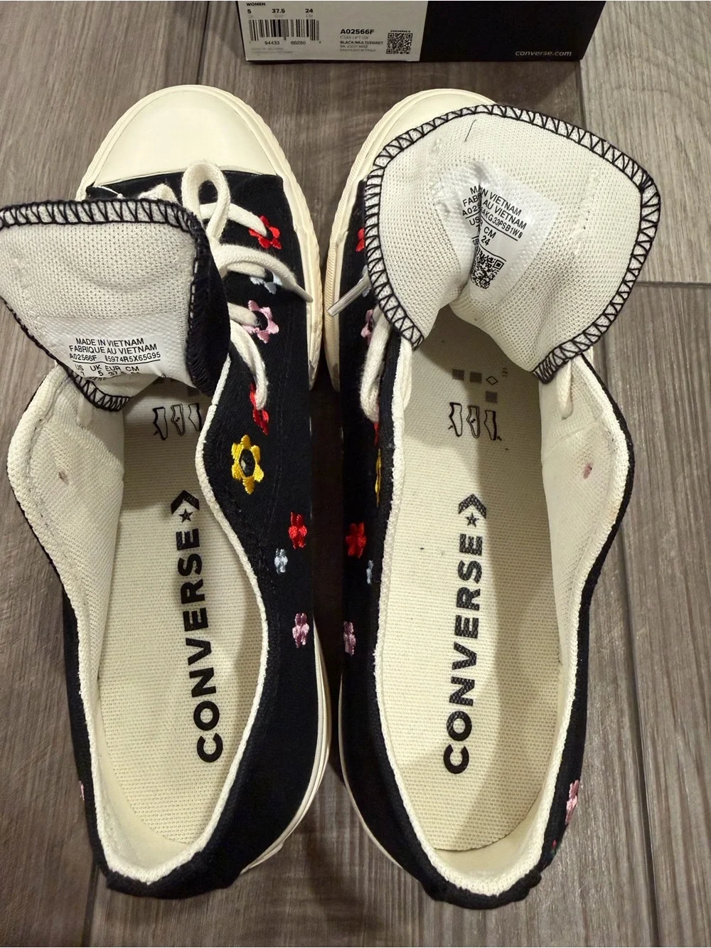 NWT- Converse Chuck Taylor All Star Lift Platform Low 'Floral Embroidery' - Picture 4 of 5
